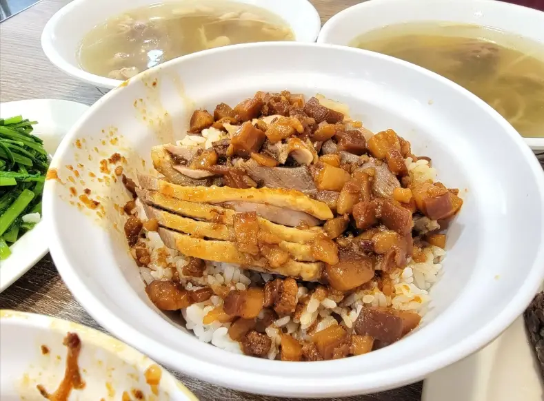 高雄鹽埕區小吃：10家在地人私藏老店，銅板價吃遍經典美味